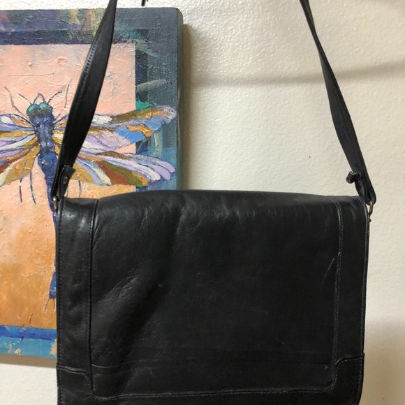 VINTAGE USED SOFT BLACK LEATHER FLAP SHOULDER CROSSBODY PURSE - Picture 3 of 7